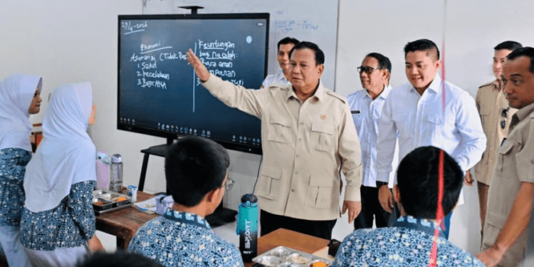 Presiden Prabowo Subianto meninjau langsung pelaksanaan renovasi fasilitas pendidikan di Sekolah Menengah Atas Negeri (SMAN) 1 Cilacap, Kabupaten Cilacap, Provinsi Jawa Tengah, pada Rabu, 29 April 2026.(Presidenri)