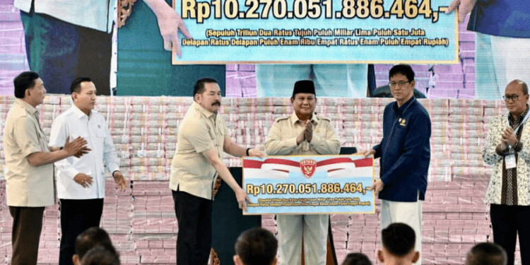 Presiden Prabowo Subianto menyaksikan penyerahan denda administratif dan lahan kawasan hutan di kompleks Kejaksaan Agung Republik Indonesia, Jakarta, pada Rabu, 13 Mei 2026.(Presidenri)
