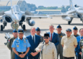 Presiden Prabowo Subianto menyampaikan keterangan pers pada acara penyerahan alat utama sistem persenjataan (alutsista) di Pangkalan Udara Halim Perdanakusuma, Jakarta, pada Senin, 18 Mei 2026.(Presidenri)   Presiden Prabowo, Prabowo Subianto, Pesawat Tempur, Rafale    Presiden Prabowo Tegaskan Era Baru Pertahanan RI, Rafale dan Sistem Tempur Modern Jadi Penguat Kedaulatan  ISTANAGARUDA.COM – Presiden Prabowo Subianto menegaskan bahwa penguatan alat utama sistem persenjataan menjadi langkah strategis Indonesia untuk menjaga kedaulatan nasional di tengah situasi geopolitik dunia yang semakin tidak menentu.  Pernyataan tersebut disampaikan Presiden usai menyerahkan sejumlah alutsista modern kepada Tentara Nasional Indonesia di Pangkalan Udara Halim Perdanakusuma, Jakarta, pada Senin, 18 Mei 2026.  Dalam penyerahan itu, pemerintah menyerahkan enam pesawat tempur MRCA Rafale, empat pesawat Falcon 8X, satu pesawat Airbus A400M, satu missile meteor dan enam smart weapon hammer, serta satu radar GCI GM403.  Presiden Prabowo menilai kehadiran berbagai sistem pertahanan tersebut menjadi tonggak penting dalam memperkuat kekuatan militer nasional.  “Ini saya kira salah satu tonggak penambahan kekuatan,” ucap Presiden.  Menurut Kepala Negara, pembangunan kekuatan pertahanan harus terus dilakukan sebagai bentuk penangkal atau deterrent demi menjaga stabilitas dan kepentingan nasional Indonesia.  “Kita harus terus tingkatkan kekuatan pertahanan kita sebagai penangkal, sebagai deterrent, kita tidak punya kepentingan selain untuk menjaga wilayah kita sendiri,” ujarnya.  Presiden juga menyoroti kondisi dunia yang saat ini dipenuhi ketidakpastian geopolitik sehingga setiap negara harus memiliki kemampuan pertahanan yang memadai untuk melindungi kedaulatannya.  “ Tapi kita lihat kondisi dunia, geopolitik penuh dengan ketidakpastian, dan kita tahu bahwa pertahanan syarat utama untuk stabilitas, jaminan bahwa kita bisa berdaulat,” tuturnya.  Pemerintah, lanjut Presiden, akan terus melanjutkan pembangunan kekuatan pertahanan nasional secara bertahap dan berkesinambungan.  Fokus penguatan tersebut mencakup seluruh matra pertahanan, baik darat, laut, maupun udara.  “Dalam waktu yang akan datang, terus akan kita bangun kekuatan kita. Kita ingin mengamankan wilayah udara, wilayah laut, dan tentunya wilayah daratan kita,” tandasnya.  Penambahan alutsista modern tersebut dinilai menjadi bagian penting dalam memperkuat postur pertahanan Indonesia sekaligus meningkatkan kesiapan TNI menghadapi berbagai ancaman strategis di masa depan.  Kehadiran pesawat tempur Rafale, sistem radar modern, hingga pesawat angkut strategis juga menunjukkan langkah besar pemerintah dalam membangun kekuatan militer yang lebih modern, terintegrasi, dan siap menjaga kedaulatan NKRI di seluruh wilayah nasional.(*)