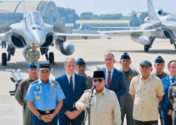 Presiden Prabowo Subianto menyampaikan keterangan pers pada acara penyerahan alat utama sistem persenjataan (alutsista) di Pangkalan Udara Halim Perdanakusuma, Jakarta, pada Senin, 18 Mei 2026.(Presidenri)   Presiden Prabowo, Prabowo Subianto, Pesawat Tempur, Rafale    Presiden Prabowo Tegaskan Era Baru Pertahanan RI, Rafale dan Sistem Tempur Modern Jadi Penguat Kedaulatan  ISTANAGARUDA.COM – Presiden Prabowo Subianto menegaskan bahwa penguatan alat utama sistem persenjataan menjadi langkah strategis Indonesia untuk menjaga kedaulatan nasional di tengah situasi geopolitik dunia yang semakin tidak menentu.  Pernyataan tersebut disampaikan Presiden usai menyerahkan sejumlah alutsista modern kepada Tentara Nasional Indonesia di Pangkalan Udara Halim Perdanakusuma, Jakarta, pada Senin, 18 Mei 2026.  Dalam penyerahan itu, pemerintah menyerahkan enam pesawat tempur MRCA Rafale, empat pesawat Falcon 8X, satu pesawat Airbus A400M, satu missile meteor dan enam smart weapon hammer, serta satu radar GCI GM403.  Presiden Prabowo menilai kehadiran berbagai sistem pertahanan tersebut menjadi tonggak penting dalam memperkuat kekuatan militer nasional.  “Ini saya kira salah satu tonggak penambahan kekuatan,” ucap Presiden.  Menurut Kepala Negara, pembangunan kekuatan pertahanan harus terus dilakukan sebagai bentuk penangkal atau deterrent demi menjaga stabilitas dan kepentingan nasional Indonesia.  “Kita harus terus tingkatkan kekuatan pertahanan kita sebagai penangkal, sebagai deterrent, kita tidak punya kepentingan selain untuk menjaga wilayah kita sendiri,” ujarnya.  Presiden juga menyoroti kondisi dunia yang saat ini dipenuhi ketidakpastian geopolitik sehingga setiap negara harus memiliki kemampuan pertahanan yang memadai untuk melindungi kedaulatannya.  “ Tapi kita lihat kondisi dunia, geopolitik penuh dengan ketidakpastian, dan kita tahu bahwa pertahanan syarat utama untuk stabilitas, jaminan bahwa kita bisa berdaulat,” tuturnya.  Pemerintah, lanjut Presiden, akan terus melanjutkan pembangunan kekuatan pertahanan nasional secara bertahap dan berkesinambungan.  Fokus penguatan tersebut mencakup seluruh matra pertahanan, baik darat, laut, maupun udara.  “Dalam waktu yang akan datang, terus akan kita bangun kekuatan kita. Kita ingin mengamankan wilayah udara, wilayah laut, dan tentunya wilayah daratan kita,” tandasnya.  Penambahan alutsista modern tersebut dinilai menjadi bagian penting dalam memperkuat postur pertahanan Indonesia sekaligus meningkatkan kesiapan TNI menghadapi berbagai ancaman strategis di masa depan.  Kehadiran pesawat tempur Rafale, sistem radar modern, hingga pesawat angkut strategis juga menunjukkan langkah besar pemerintah dalam membangun kekuatan militer yang lebih modern, terintegrasi, dan siap menjaga kedaulatan NKRI di seluruh wilayah nasional.(*)