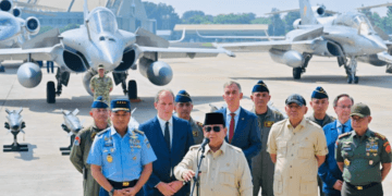Presiden Prabowo Subianto menyampaikan keterangan pers pada acara penyerahan alat utama sistem persenjataan (alutsista) di Pangkalan Udara Halim Perdanakusuma, Jakarta, pada Senin, 18 Mei 2026.(Presidenri)   Presiden Prabowo, Prabowo Subianto, Pesawat Tempur, Rafale    Presiden Prabowo Tegaskan Era Baru Pertahanan RI, Rafale dan Sistem Tempur Modern Jadi Penguat Kedaulatan  ISTANAGARUDA.COM – Presiden Prabowo Subianto menegaskan bahwa penguatan alat utama sistem persenjataan menjadi langkah strategis Indonesia untuk menjaga kedaulatan nasional di tengah situasi geopolitik dunia yang semakin tidak menentu.  Pernyataan tersebut disampaikan Presiden usai menyerahkan sejumlah alutsista modern kepada Tentara Nasional Indonesia di Pangkalan Udara Halim Perdanakusuma, Jakarta, pada Senin, 18 Mei 2026.  Dalam penyerahan itu, pemerintah menyerahkan enam pesawat tempur MRCA Rafale, empat pesawat Falcon 8X, satu pesawat Airbus A400M, satu missile meteor dan enam smart weapon hammer, serta satu radar GCI GM403.  Presiden Prabowo menilai kehadiran berbagai sistem pertahanan tersebut menjadi tonggak penting dalam memperkuat kekuatan militer nasional.  “Ini saya kira salah satu tonggak penambahan kekuatan,” ucap Presiden.  Menurut Kepala Negara, pembangunan kekuatan pertahanan harus terus dilakukan sebagai bentuk penangkal atau deterrent demi menjaga stabilitas dan kepentingan nasional Indonesia.  “Kita harus terus tingkatkan kekuatan pertahanan kita sebagai penangkal, sebagai deterrent, kita tidak punya kepentingan selain untuk menjaga wilayah kita sendiri,” ujarnya.  Presiden juga menyoroti kondisi dunia yang saat ini dipenuhi ketidakpastian geopolitik sehingga setiap negara harus memiliki kemampuan pertahanan yang memadai untuk melindungi kedaulatannya.  “ Tapi kita lihat kondisi dunia, geopolitik penuh dengan ketidakpastian, dan kita tahu bahwa pertahanan syarat utama untuk stabilitas, jaminan bahwa kita bisa berdaulat,” tuturnya.  Pemerintah, lanjut Presiden, akan terus melanjutkan pembangunan kekuatan pertahanan nasional secara bertahap dan berkesinambungan.  Fokus penguatan tersebut mencakup seluruh matra pertahanan, baik darat, laut, maupun udara.  “Dalam waktu yang akan datang, terus akan kita bangun kekuatan kita. Kita ingin mengamankan wilayah udara, wilayah laut, dan tentunya wilayah daratan kita,” tandasnya.  Penambahan alutsista modern tersebut dinilai menjadi bagian penting dalam memperkuat postur pertahanan Indonesia sekaligus meningkatkan kesiapan TNI menghadapi berbagai ancaman strategis di masa depan.  Kehadiran pesawat tempur Rafale, sistem radar modern, hingga pesawat angkut strategis juga menunjukkan langkah besar pemerintah dalam membangun kekuatan militer yang lebih modern, terintegrasi, dan siap menjaga kedaulatan NKRI di seluruh wilayah nasional.(*)