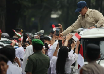 Diguyur Hujan, Ribuan Warga Bandung Tetap Tumpah Ruah Sambut Kedatangan Presiden Prabowo