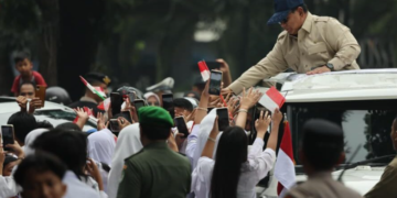 Diguyur Hujan, Ribuan Warga Bandung Tetap Tumpah Ruah Sambut Kedatangan Presiden Prabowo
