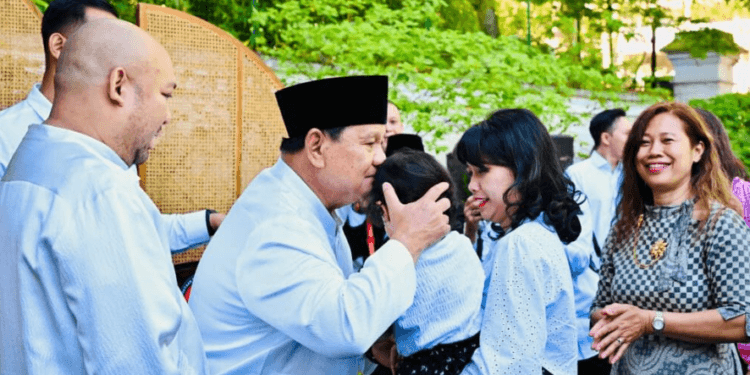 Presiden Prabowo Subianto beramah tamah dengan WNI dan diaspora usai melaksanakan salat Iduladha 1447 Hijriah di Wisma Indonesia, Paris, Prancis, pada Rabu, 27 Mei 2026.(Presidenri)