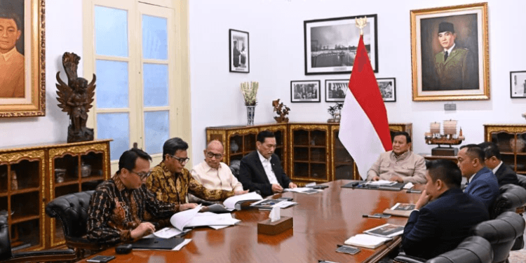 Presiden Prabowo Subianto menerima Ketua Dewan Ekonomi Nasional (DEN) Luhut Binsar Pandjaitan beserta jajaran di Istana Merdeka, Jakarta, pada Selasa, 9 Juni 2026.(Presidenri)