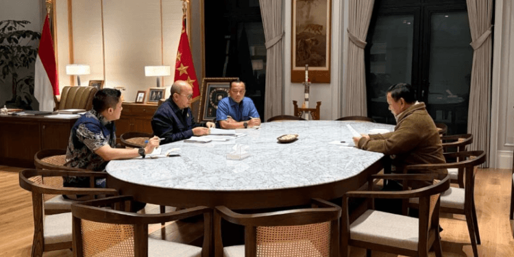 Presiden Prabowo Subianto menerima Menteri Investasi dan Hilirisasi/Kepala BPI Danantara, Rosan Roeslani, di kediaman pribadinya di Kertanegara, Jakarta, pada Minggu, 21 Juni 2026.(Presidenri)