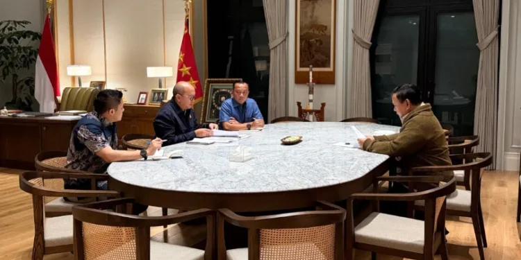 Presiden Prabowo Subianto menerima Menteri Investasi dan Hilirisasi/Kepala BPI Danantara, Rosan Roeslani, di kediaman pribadinya di Kertanegara, Jakarta, pada Minggu, 21 Juni 2026.(Presidenri)