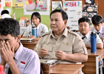 Presiden Prabowo Tinjau MBG di SMPN 111 Jakarta: Makan Siang Bersama Anak Sekolah