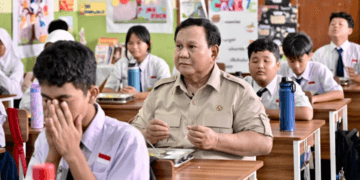 Presiden Prabowo Tinjau MBG di SMPN 111 Jakarta: Makan Siang Bersama Anak Sekolah