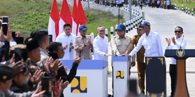 Presiden Prabowo Subianto meresmikan ruas jalan sepanjang 1.151 kilometer di seluruh Indonesia pada kunjungan kerja ke Kabupaten Sampang, Provinsi Jawa Timur, pada Selasa, 23 Juni 2026.(Presidenri)