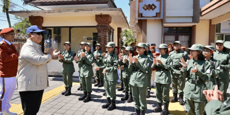 Presiden Prabowo Subianto meninjau Sekolah Rakyat Menengah Pertama (SRMP) 17 Tabanan, Bali, pada Minggu, 7 Juni 2026.(Presidenri)