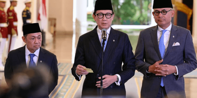 Wamenlu Arif Havas Oegroseno bersama dua wamenlu masing-masing Muhammad Anis Matta dan Arrmanatha Christiawan Nasir memberi keterangan pers di Istana Merdeka, Jakarta, pada Selasa, 9 Juni 2026.(Presidenri)