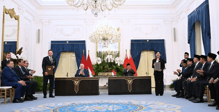 Presiden Prabowo Subianto dan Presiden Aleksandr Lukashenko menyaksikan penunjukkan sejumlah nota kesepahaman Indonesia-Belarus di Istana Merdeka, Jakarta, pada Kamis, 2 Juli 2026.(Presidenri)