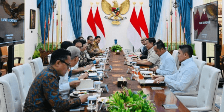 Presiden Prabowo Subianto memimpin rapat bersama jajaran Komite Stabilitas Sistem Keuangan (KSSK) pada Senin, 27 Juli 2026 di Istana Merdeka, Jakarta.(Presidenri)