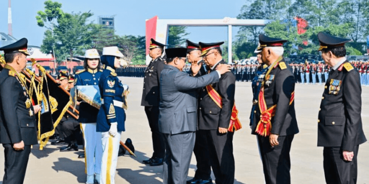 Presiden Prabowo Subianto menganugerahkan Tanda Kehormatan kepada jajaran Polri dalam Upacara Peringatan ke-80 Hari Bhayangkara pada Rabu, 1 Juli 2026.(Presidenri)