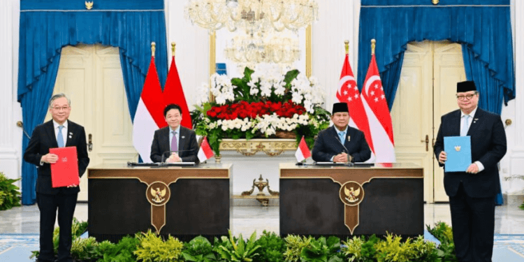 Presiden RI Prabowo Subianto dan PM Singapura Lawrence Wong menyaksikan pertukaran MoU Indonesia Singapura di Istana Merdeka, Jakarta, pada Senin, 6 Juli 2026.(Presidenri)