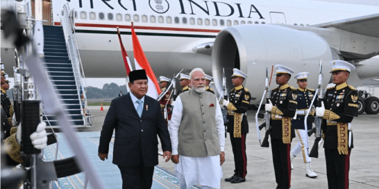 Presiden RI Prabowo Subianto menyambut ketibaan PM India Narendra Modi di Tanah Air pada Senin, 6 Juli 2026 di Pangkalan TNI AU Halim Perdanakusuma, Jakarta.(Presidenri)