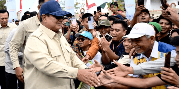 Warga antusias menyalami Presiden Prabowo Subianto saat berkunjung di Kabupaten Lombok Barat, Provinsi Nusa Tenggara Barat (NTB), pada Jumat, 10 Juli 2026.(Presidenri)
