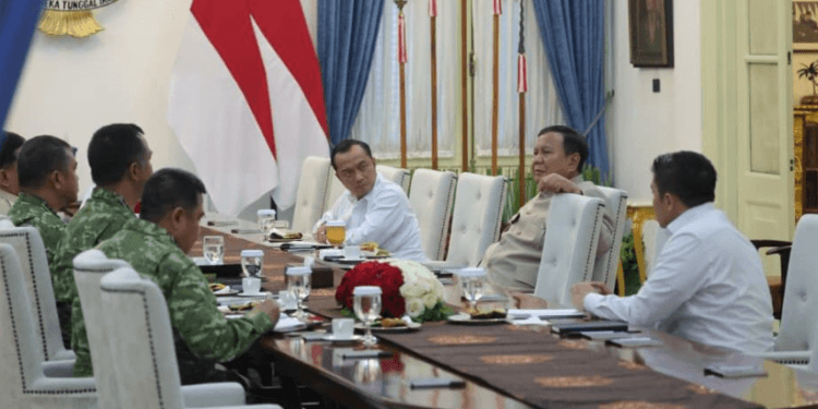 Presiden Prabowo Subianto menerima Panglima TNI Jenderal Agus Subiyanto dan Wakil Panglima TNI Jenderal Tandyo Budi Revita, beserta para kepala staf angkatan di Istana Merdeka, Jakarta, pada Kamis, 6 Agustus 2026.(Presidenri)