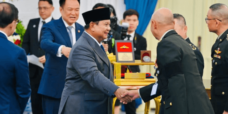 Presiden Prabowo Subianto menerima tanda kehormatan militer dari Kerajaan Thailand dalam kunjungan resmi PM Kerajaan Tailan, Anutin Charnvirakul ke Istana Merdeka, Senin, 3 Agustus 2026.(Presidenri)