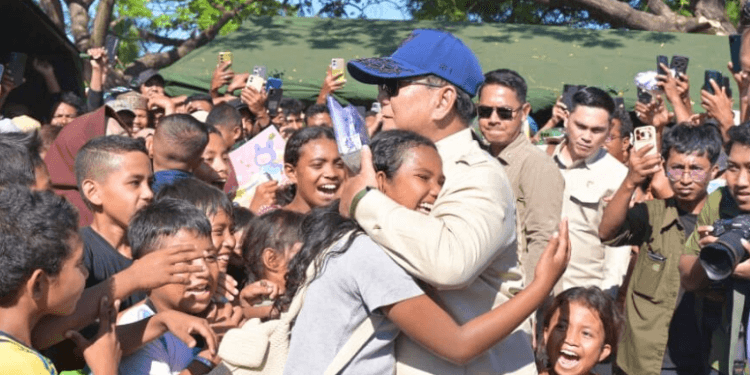 Presiden Prabowo Subianto meninjau posko pengungsian di Lapangan Berdikari, Kabupaten Nagekeo, Provinsi Nusa Tenggara Timur (NTT), pada Rabu, 26 Agustus 2026.(Presidenri)