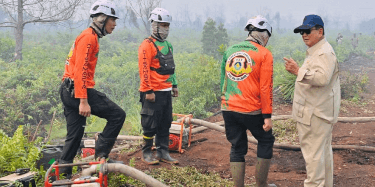 Presiden Prabowo Subianto meninjau salah satu lokasi terdampak kebakaran di Desa Limbung, Kabupaten Kubu Raya, Provinsi Kalimantan Barat, pada Sabtu, 22 Agustus 2026.(Presidenri)
