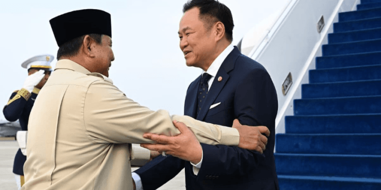 Presiden Prabowo Subianto secara langsung mengantar keberangkatan PM Anutin Charnvirakul di Pangkalan TNI AU Halim Perdanakusuma, Jakarta, pada Selasa, 4 Agustus 2026.(Presidenri)