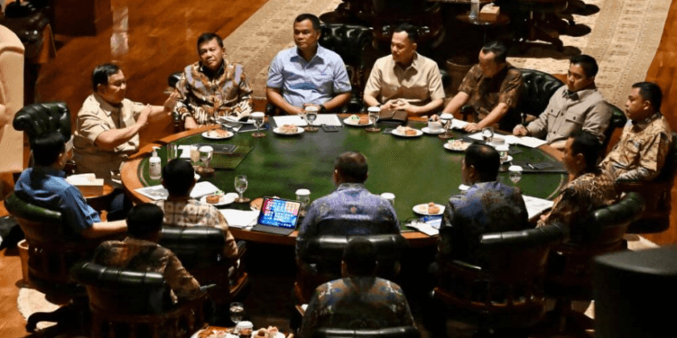 Presiden Prabowo memimpin langsung rapat di Hambalang, Kabupaten Bogor, Provinsi Jawa Barat, pada Minggu malam, 23 Agustus 2026.(Presidenri)