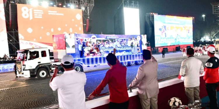 Presiden Prabowo menyaksikan Karnaval Bersatu Harmoni Nusantara yang dilaksanakan di kawasan Monumen Nasional (Monas), Jakarta, pada Senin malam, 17 Agustus 2026.(Presidenri)