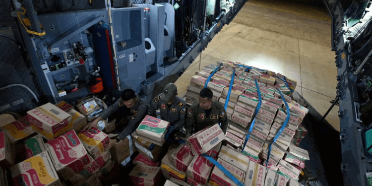 Sejumlah 65 ton logistik diangkut menuju wilayah terdampak bencana gempa bumi di NTT dari Pangkalan TNI AU Halim Perdanakusuma, Jakarta, pada Rabu, 19 Agustus 2026.(Presidenri)