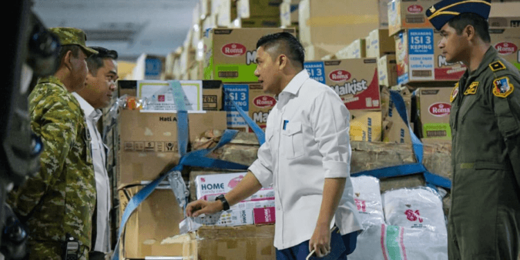 Sekretaris Kabinet Teddy Indra Wijaya meninjau keberangkatan enam pesawat TNI AU untuk membawa bantuan logistik ke NTT dan Kalimantan, pada Senin pagi, 24 Agustus 2026.(Presidenri)