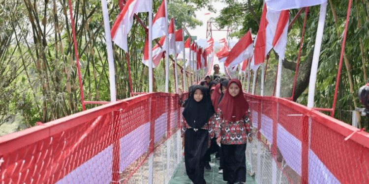 Anak-anak melintasi salah satu dari ribuan jembatan TNI-Polri yang diresmikan Presiden Prabowo Subianto secara hybrid melalui konferensi video, pada Kamis, 13 Agustus 2026.(Presidenri)