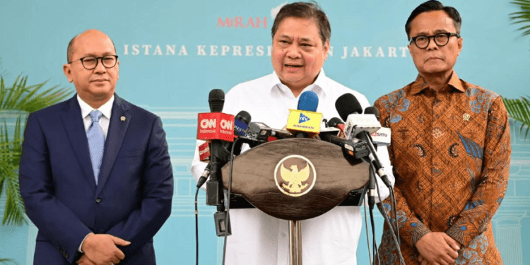 Airlangga Hartarto memberikan keterangan bersama Rosan Roeslani dan Doni Oskaria di Istana Kepresidenan Jakarta, pada Selasa, 22 September 2026.(Presidenri)