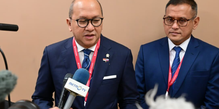 Menteri Investasi dan Hilirisasi sekaligus CEO Danantara, Rosan P. Roeslani dan Direktur Utama Pupuk Indonesia, Rahmad Pribadi, memberikan keterangan pers.(Presidenri)