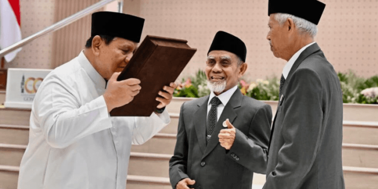 Presiden Prabowo Subianto menerima Mushaf Al-Qur’an Gontor dan buku “Gontor untuk Indonesia” dari Pimpinan Pondok Modern Darussalam Gontor (PMDG), Sabtu, 19 September 2026.(Presidenri)
