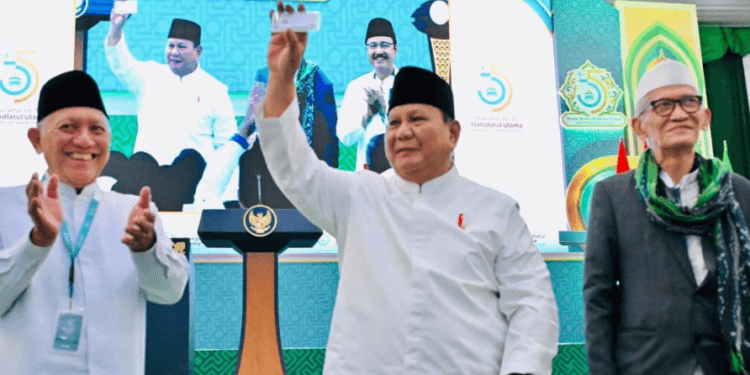 Presiden Prabowo Subianto menerima kartu tanda anggota Nahdlatul Ulama (Kartanu), Senin, 31 Agustus 2026.(Presidenri)