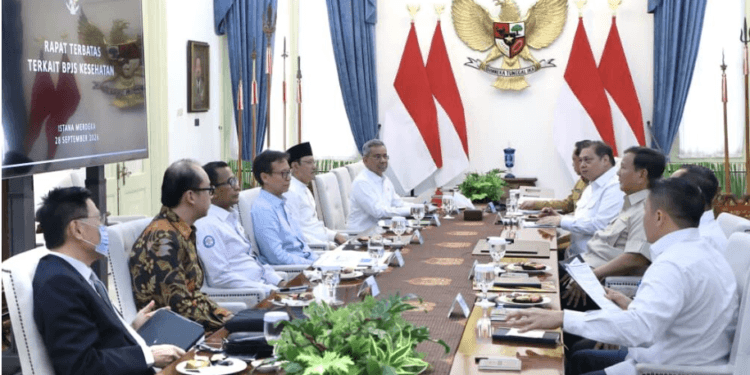 Presiden Prabowo Subianto menggelar rapat terbatas bersama sejumlah Menteri Kabinet Merah Putih di Istana Merdeka, Jakarta, pada Senin, 28 September 2026.(Presidenri)