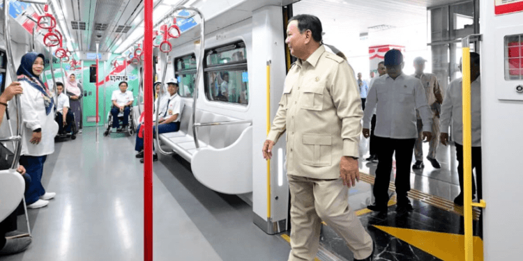 Presiden Prabowo Subianto menjajal perjalanan menggunakan LRT Jakarta jalur Kelapa Gading–Manggarai, Jakarta, pada Rabu, 16 September 2026.(Presidenri)