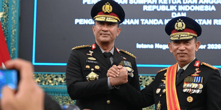 Kapolri Jenderal Polisi Suyudi Ario Seto berpose dengan mantan Kapolri Jenderal Polisi Listyo Sigit Prabowo yang baru saja dilantik sebagai KSP, di Istana Negara, Jakarta, pada Kamis, 1 Oktober 2026.(Presidenri)
