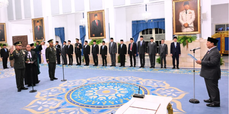 Presiden Prabowo Subianto melantik Wakil Panglima TNI dan KSAD di Istana Negara, Jakarta, Kamis, 15 Oktober 2026.(Presidenri)