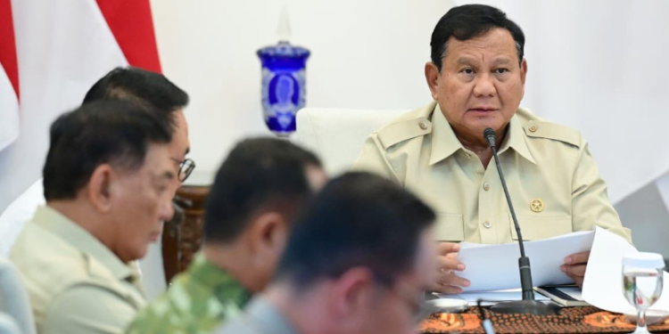Presiden Prabowo Subianto memimpin rapat terbatas membahas penanganan kebakaran hutan dan lahan (karhutla) secara hybrid dari Istana Merdeka, Jakarta, Senin, 12 Oktober 2026.(Presidenri)