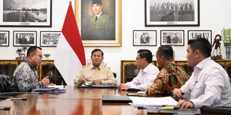 Presiden Prabowo Subianto menerima Kepala Badan Riset dan Inovasi Nasional (BRIN) Arif Satria di Istana Merdeka, Jakarta, pada Selasa, 27 Oktober 2026.(Presidenri)