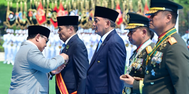 Presiden Prabowo Subianto menganugerahkan Tanda Kehormatan Bintang Mahaputera kepada tujuh tokoh TNI, Senin, 5 Oktober 2026.(Presidenri)