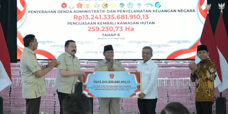 Presiden Prabowo Subianto menyaksikan penyerahan kekayaan negara di Kompleks Kejaksaan Agung Republik Indonesia, Jakarta, pada Selasa, 6 Oktober 2026.(Presidenri)