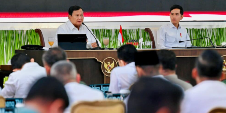 Presiden Prabowo Subianto menyampaikan arahan pada Sidang Kabinet Paripurna di Kompleks Istana Kepresidenan Jakarta, pada Rabu, 21 Oktober 2026.(Presidenri)