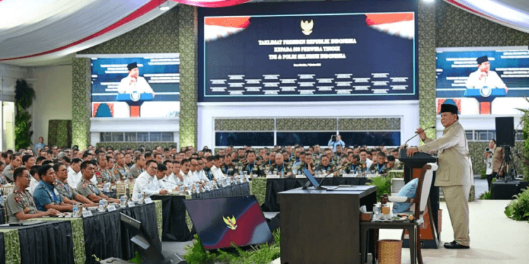 Presiden Prabowo Subianto menyampaikan taklimat kepada 800 perwira tinggi TNI dan Polri seluruh Indonesia di Kompleks Istana Kepresidenan Jakarta, pada Rabu, 7 Oktober 2026.(Presidenri)