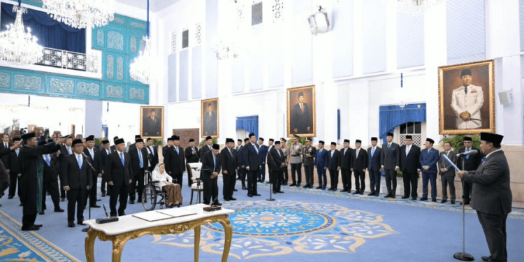 Presiden Prabowo Subianto resmi menangkat 26 anggota Dewan Pertimbangan Presiden (Wantimpres) RI pada Jumat, 2 Oktober 2026 di Istana Negara, Jakarta.(Presidenri)